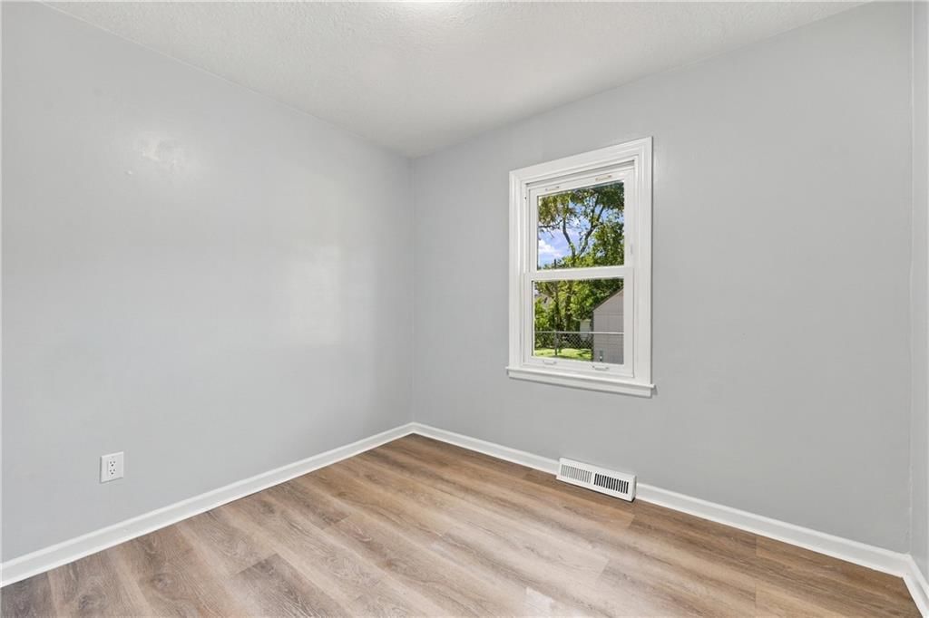 Photo 12 of 23 - 9119 W 87th Terrace, Overland Park, KS 66212