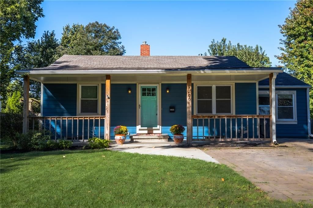 8200 Summit Street, Kansas City, MO 64114