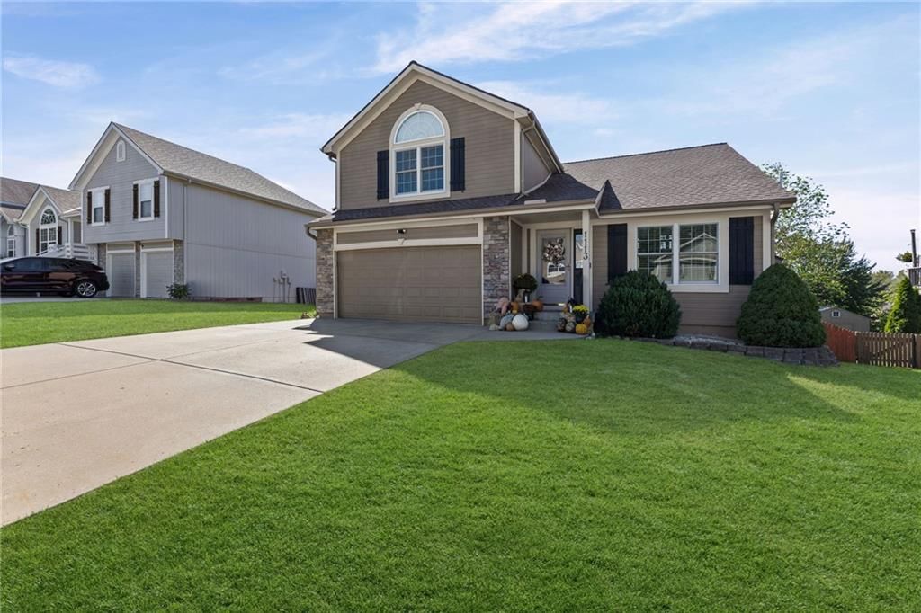 1113 Creekside Court, Raymore, MO: listing photo 2