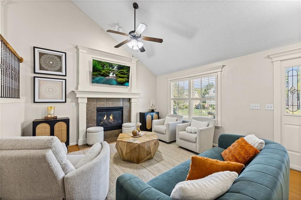 Photo 5 of 34 - 1113 Creekside Court, Raymore, MO 64083