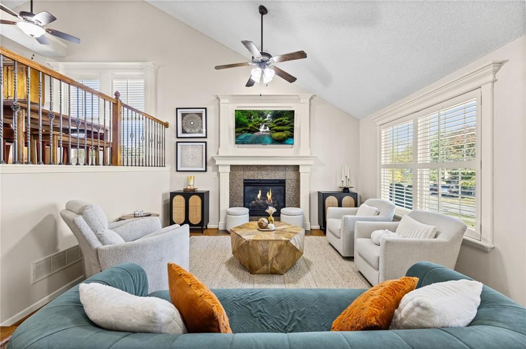 Photo 8 of 34 - 1113 Creekside Court, Raymore, MO 64083