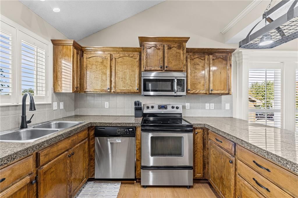 Photo 11 of 34 - 1113 Creekside Court, Raymore, MO 64083