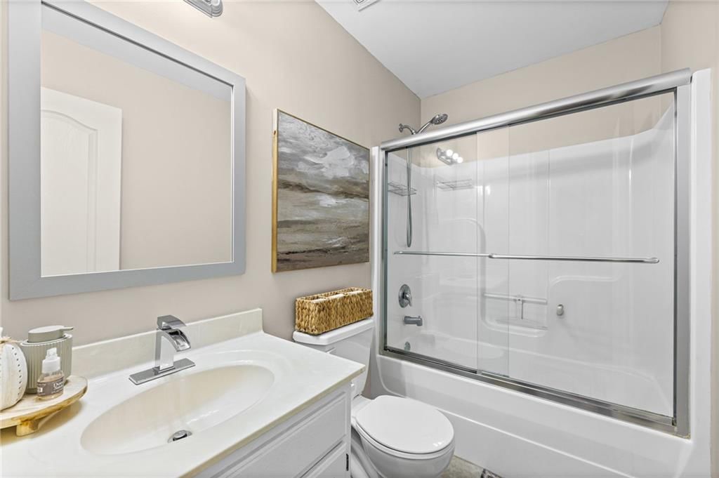 Photo 14 of 34 - 1113 Creekside Court, Raymore, MO 64083