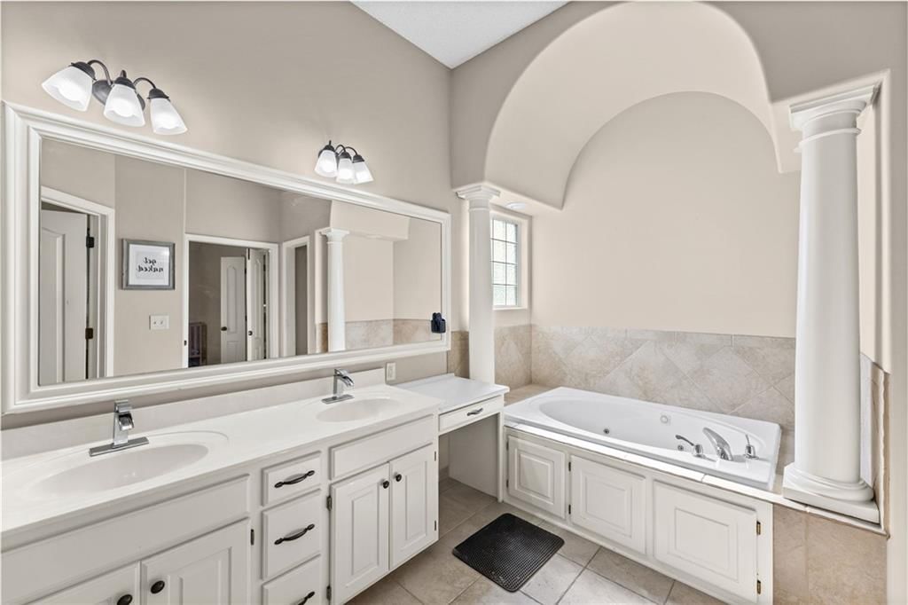 Photo 18 of 34 - 1113 Creekside Court, Raymore, MO 64083