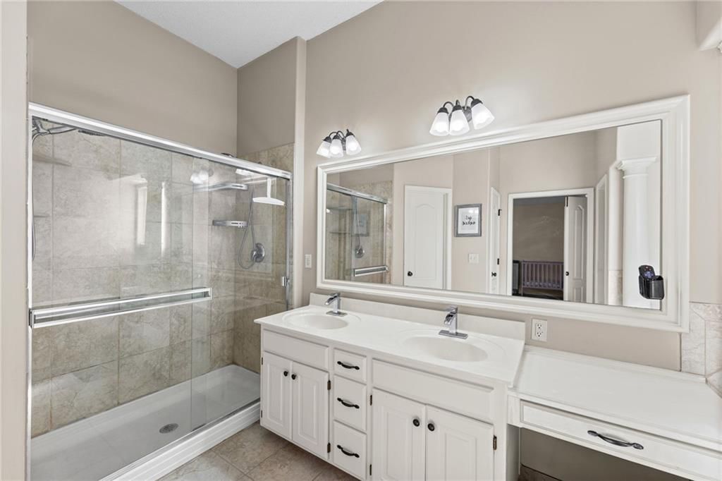Photo 19 of 34 - 1113 Creekside Court, Raymore, MO 64083