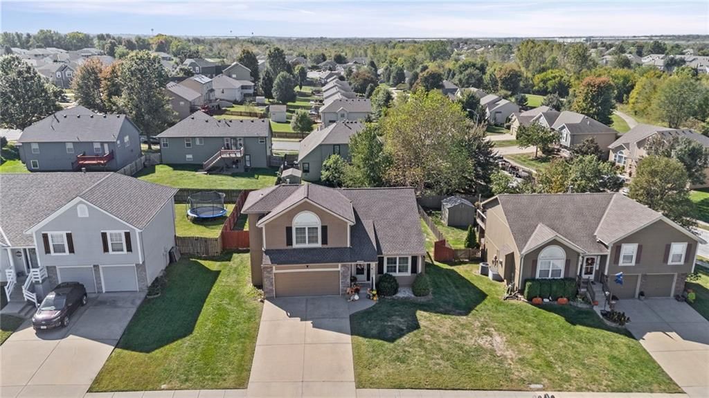 Photo 33 of 34 - 1113 Creekside Court, Raymore, MO 64083