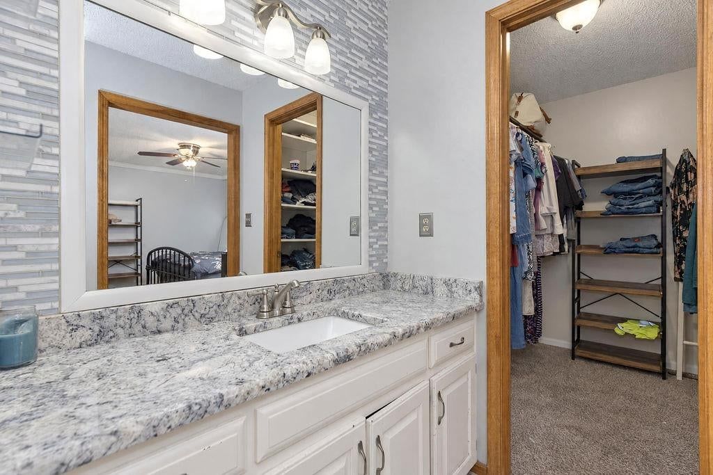 Photo 18 of 37 - 704 Lark Street, Raymore, MO 64083