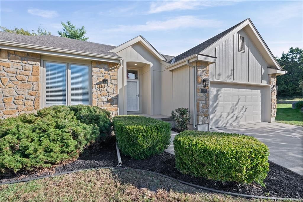 510 NW Ashurst Place, Lee's Summit, MO: listing photo 3