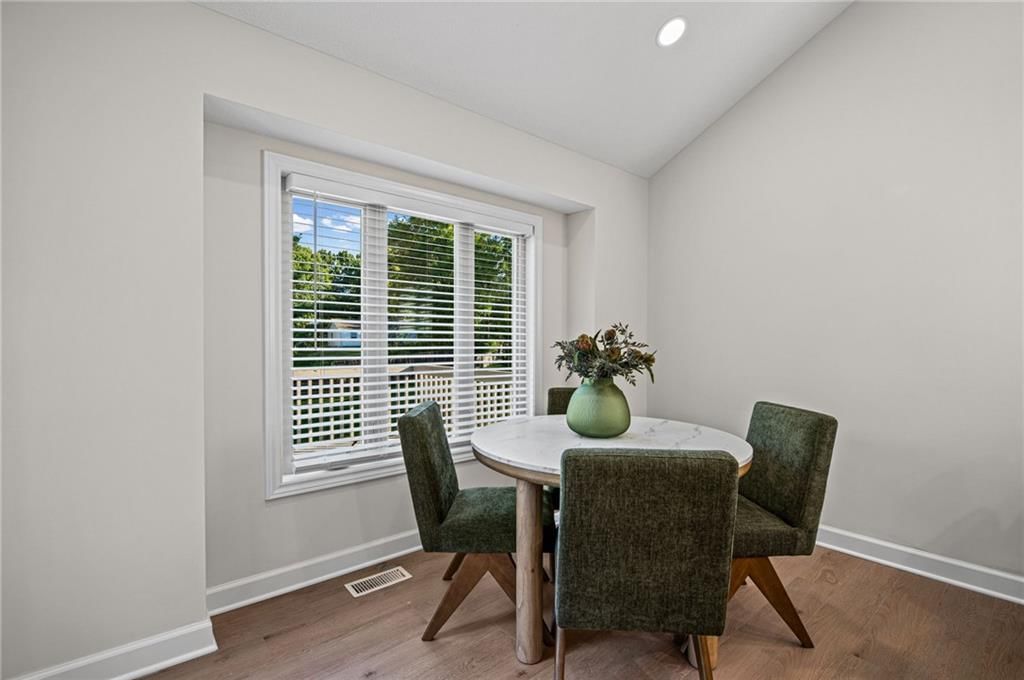 Photo 10 of 39 - 510 NW Ashurst Place, Lee's Summit, MO 64081