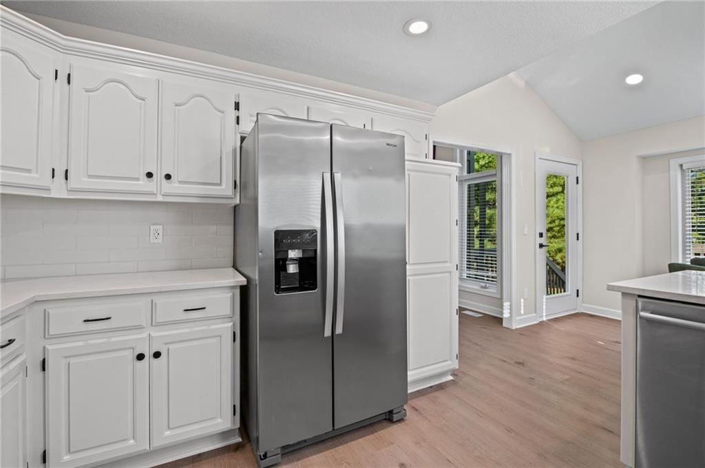 Photo 13 of 39 - 510 NW Ashurst Place, Lee's Summit, MO 64081