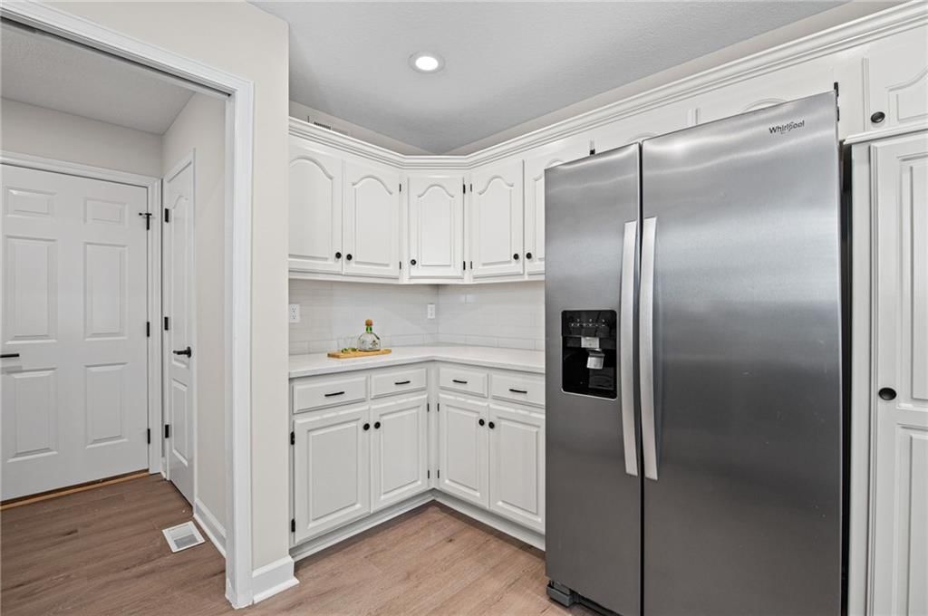 Photo 14 of 39 - 510 NW Ashurst Place, Lee's Summit, MO 64081