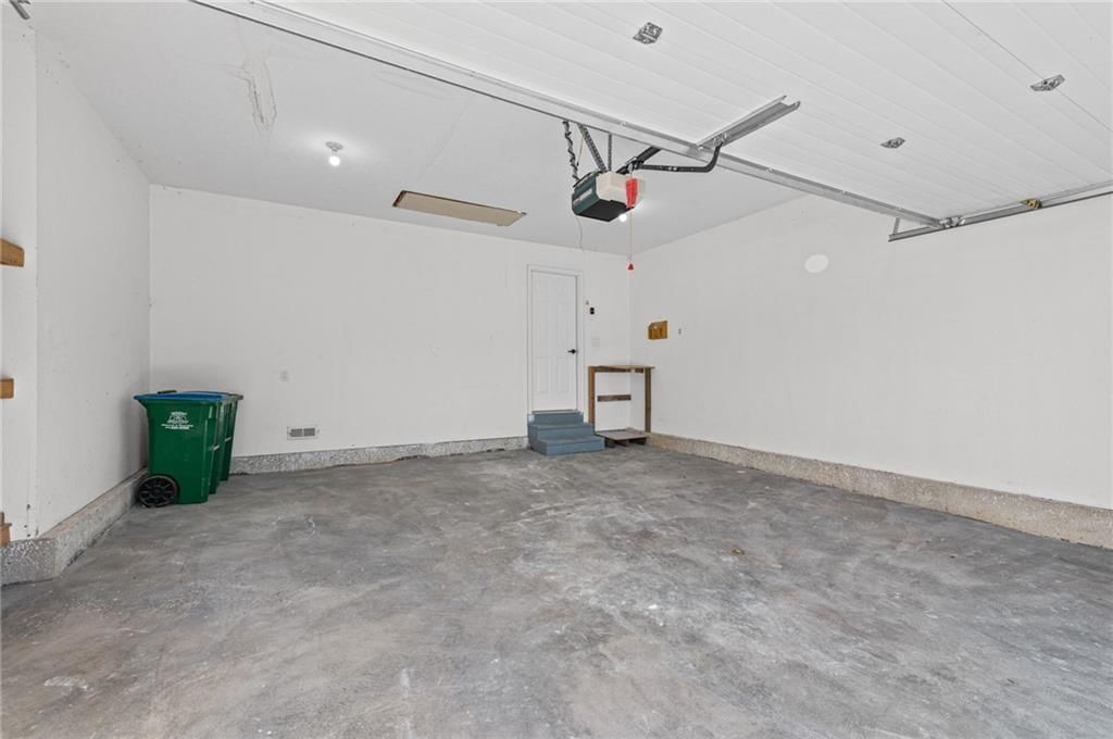 Photo 16 of 39 - 510 NW Ashurst Place, Lee's Summit, MO 64081