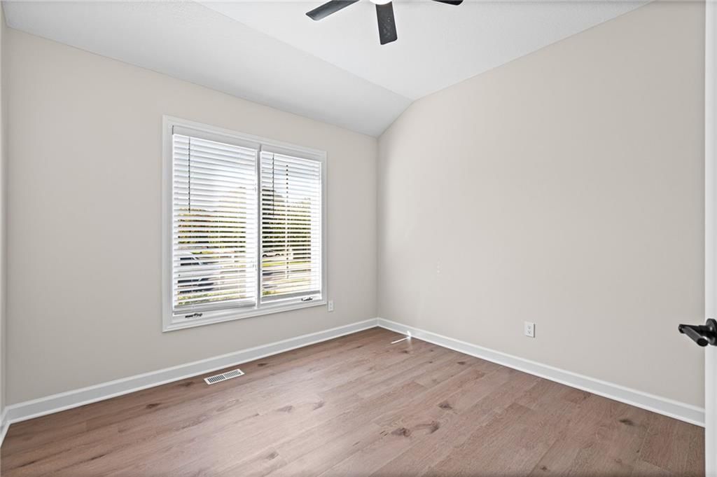 Photo 24 of 39 - 510 NW Ashurst Place, Lee's Summit, MO 64081