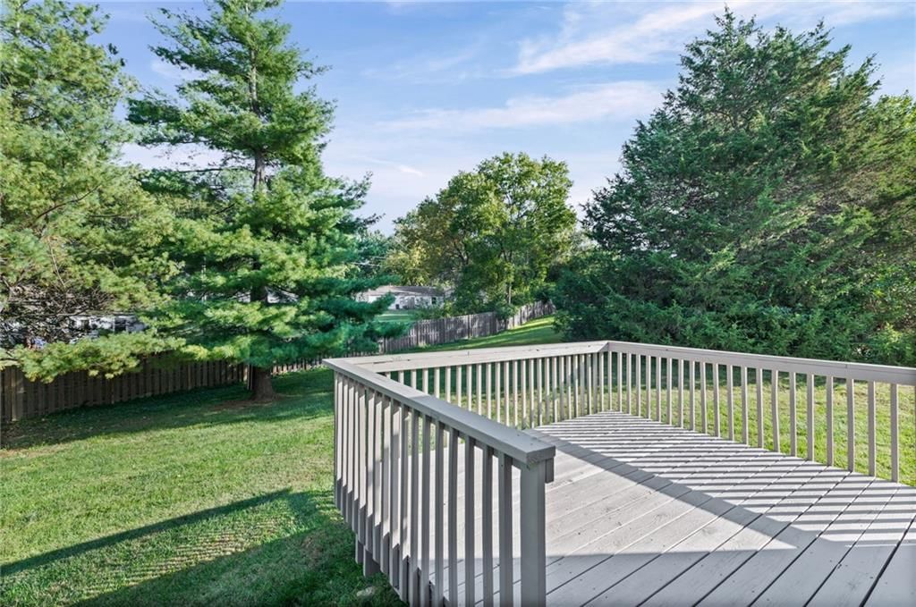 Photo 33 of 39 - 510 NW Ashurst Place, Lee's Summit, MO 64081