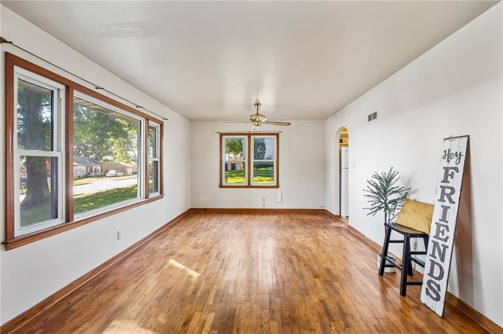 Photo 5 of 38 - 1024 Orchard Avenue, Liberty, MO 64068