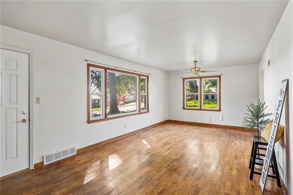Photo 7 of 38 - 1024 Orchard Avenue, Liberty, MO 64068