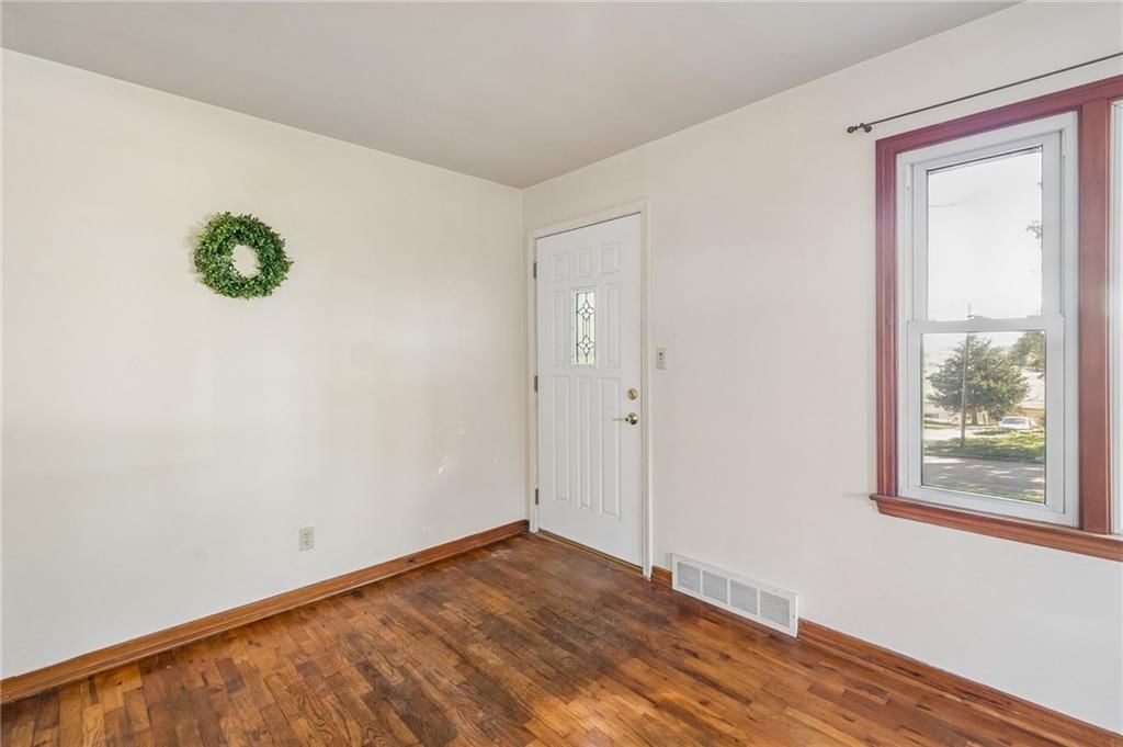 Photo 9 of 38 - 1024 Orchard Avenue, Liberty, MO 64068
