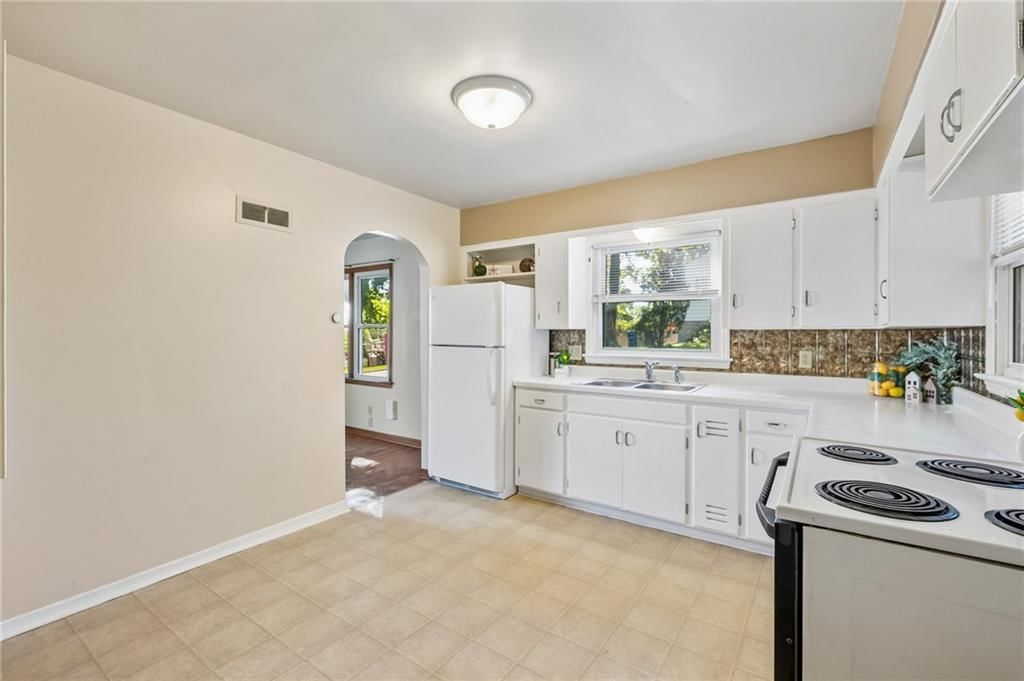 Photo 11 of 38 - 1024 Orchard Avenue, Liberty, MO 64068