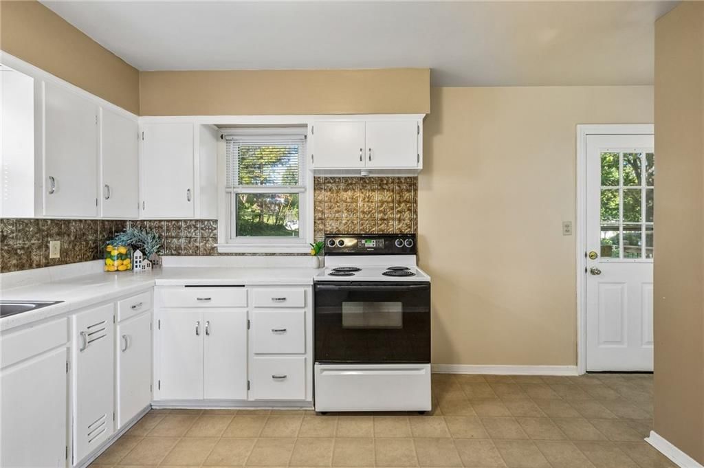 Photo 12 of 38 - 1024 Orchard Avenue, Liberty, MO 64068