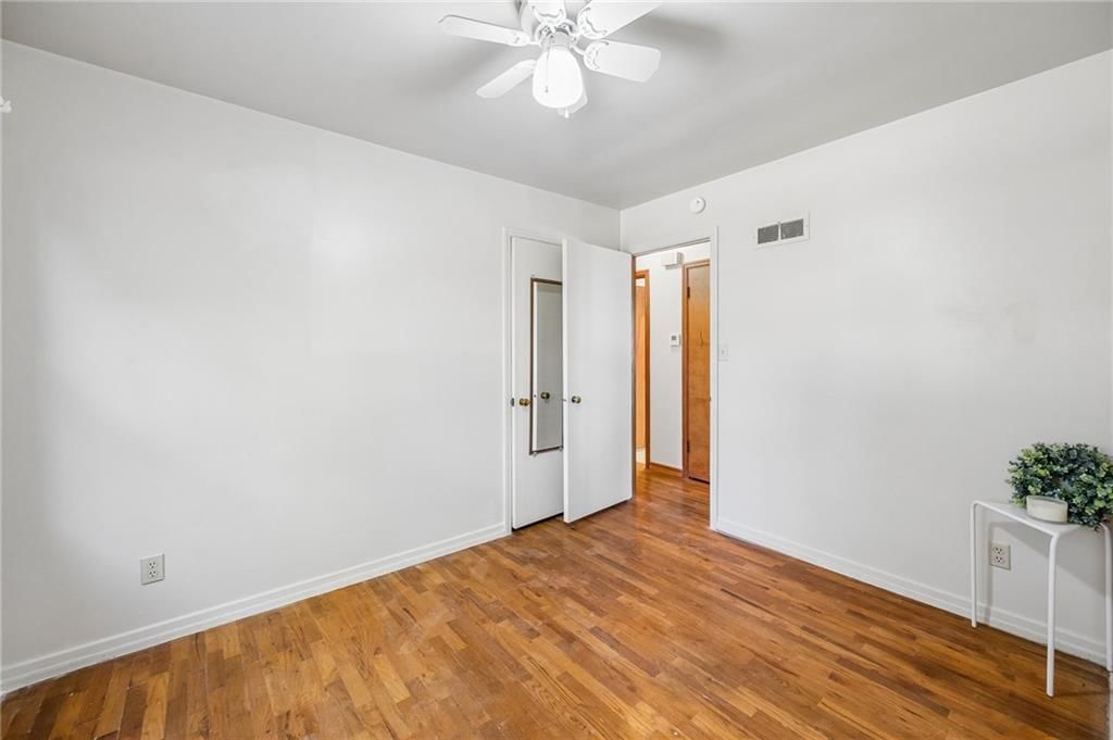 Photo 13 of 38 - 1024 Orchard Avenue, Liberty, MO 64068