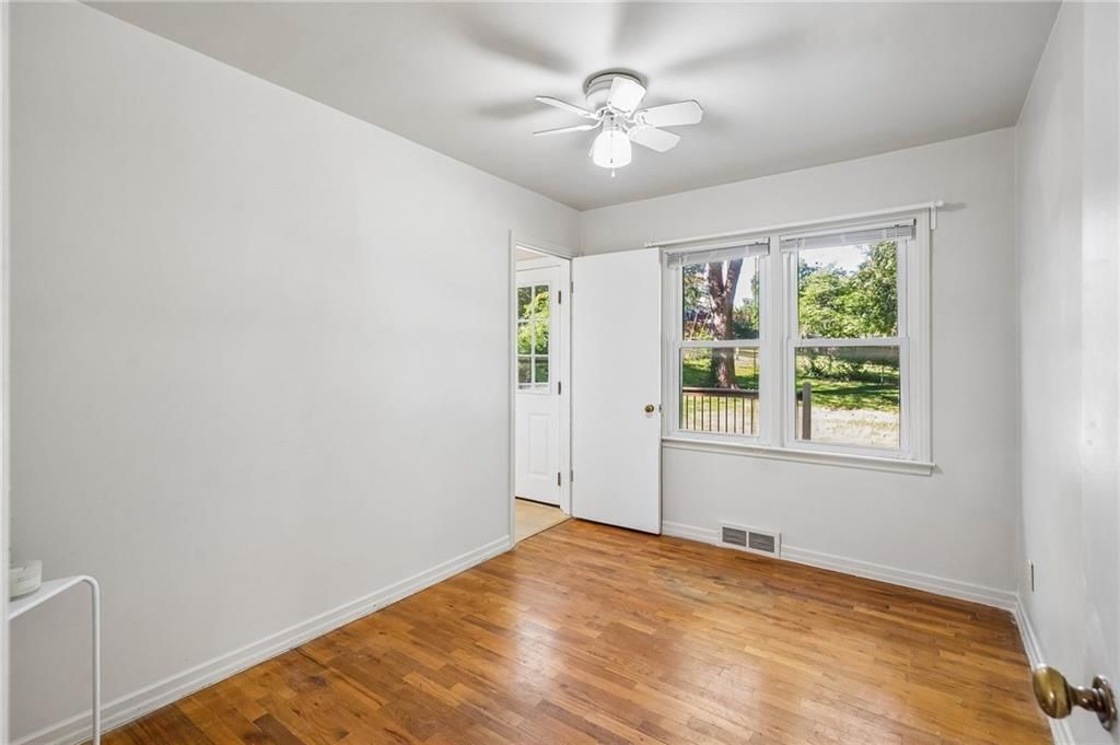 Photo 14 of 38 - 1024 Orchard Avenue, Liberty, MO 64068