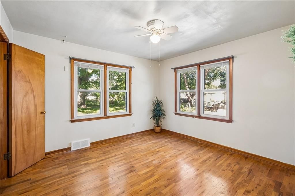 Photo 15 of 38 - 1024 Orchard Avenue, Liberty, MO 64068