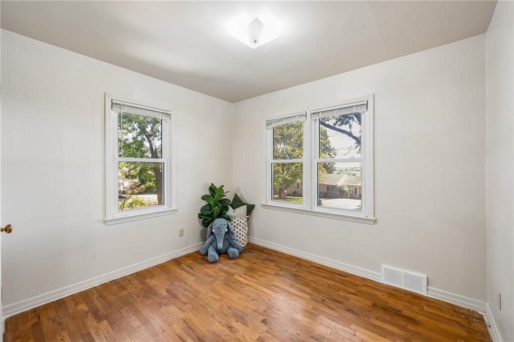 Photo 17 of 38 - 1024 Orchard Avenue, Liberty, MO 64068