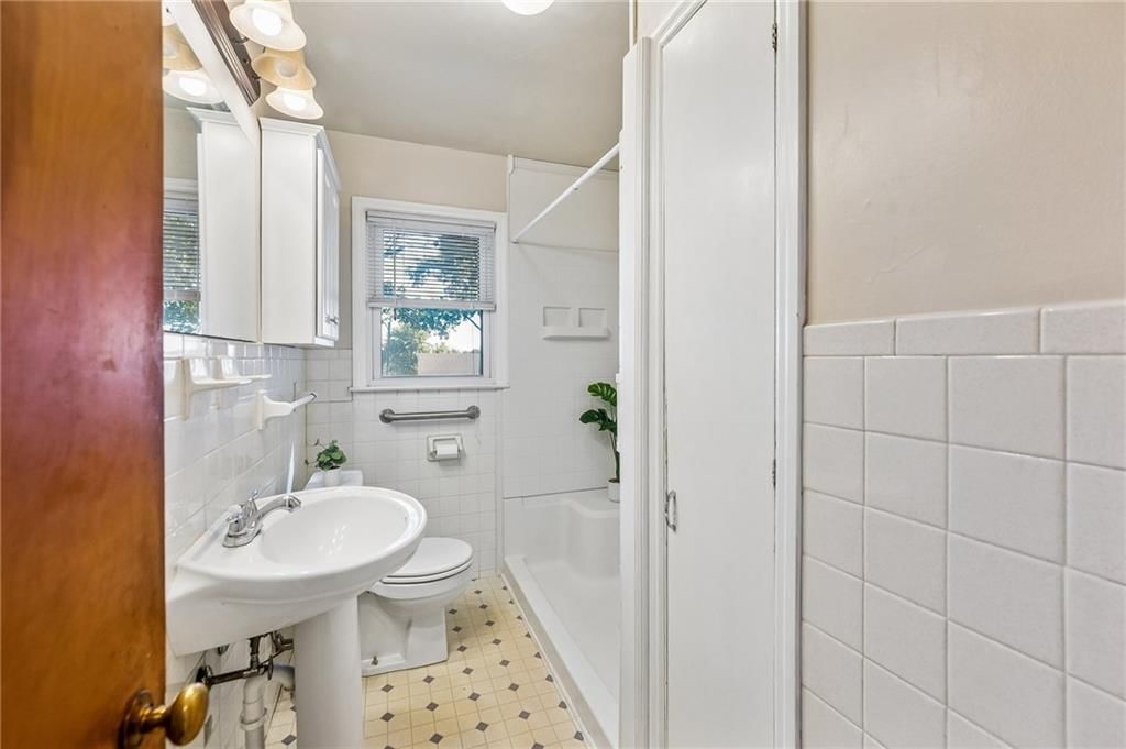 Photo 19 of 38 - 1024 Orchard Avenue, Liberty, MO 64068