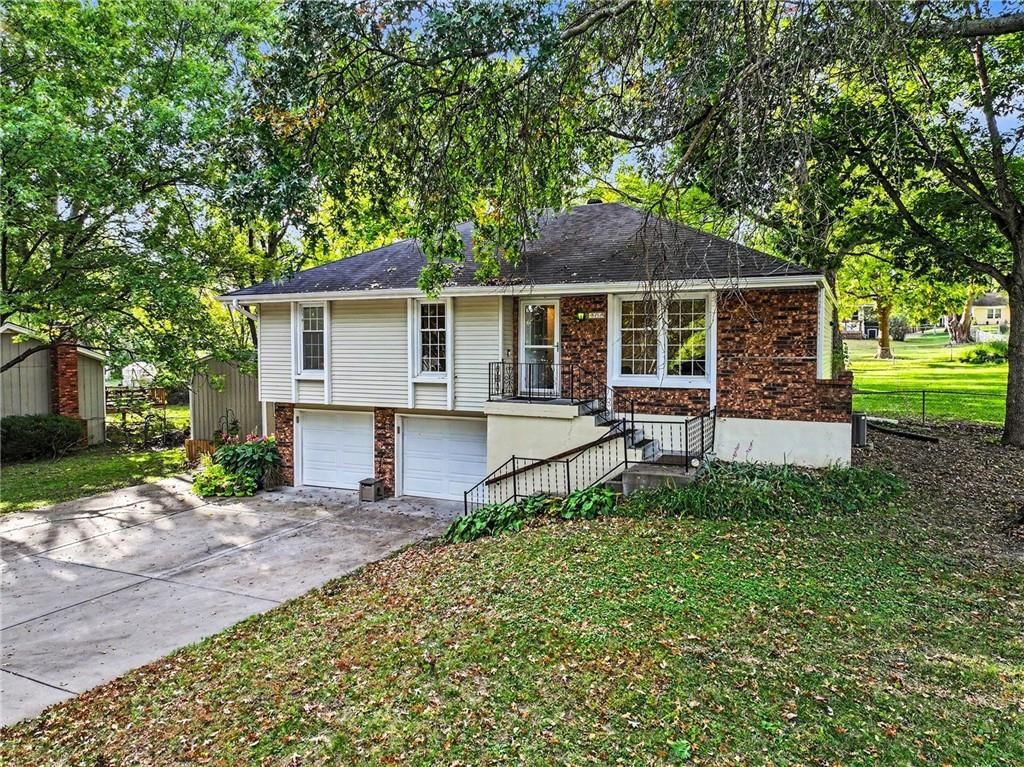 Photo 4 of 38 - 819 NE 114th Street, Kansas City, MO 64155