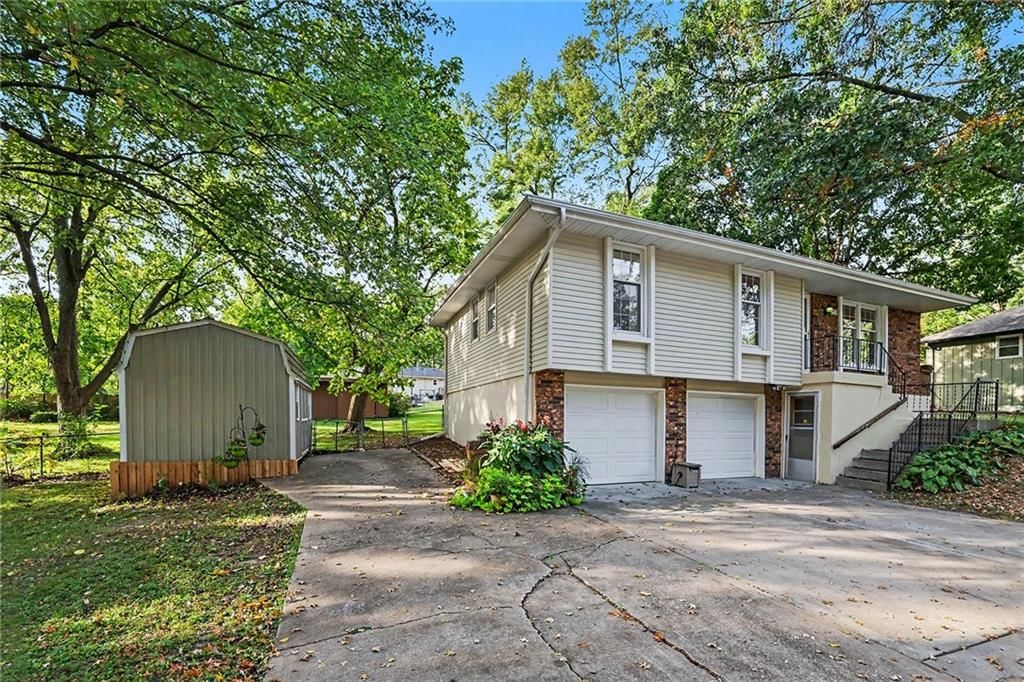 Photo 5 of 38 - 819 NE 114th Street, Kansas City, MO 64155