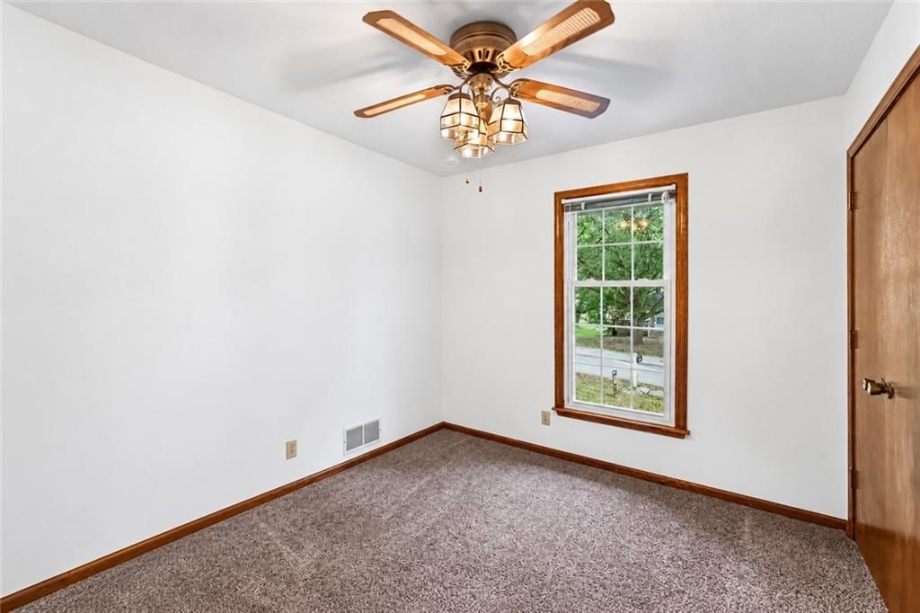 Photo 17 of 38 - 819 NE 114th Street, Kansas City, MO 64155