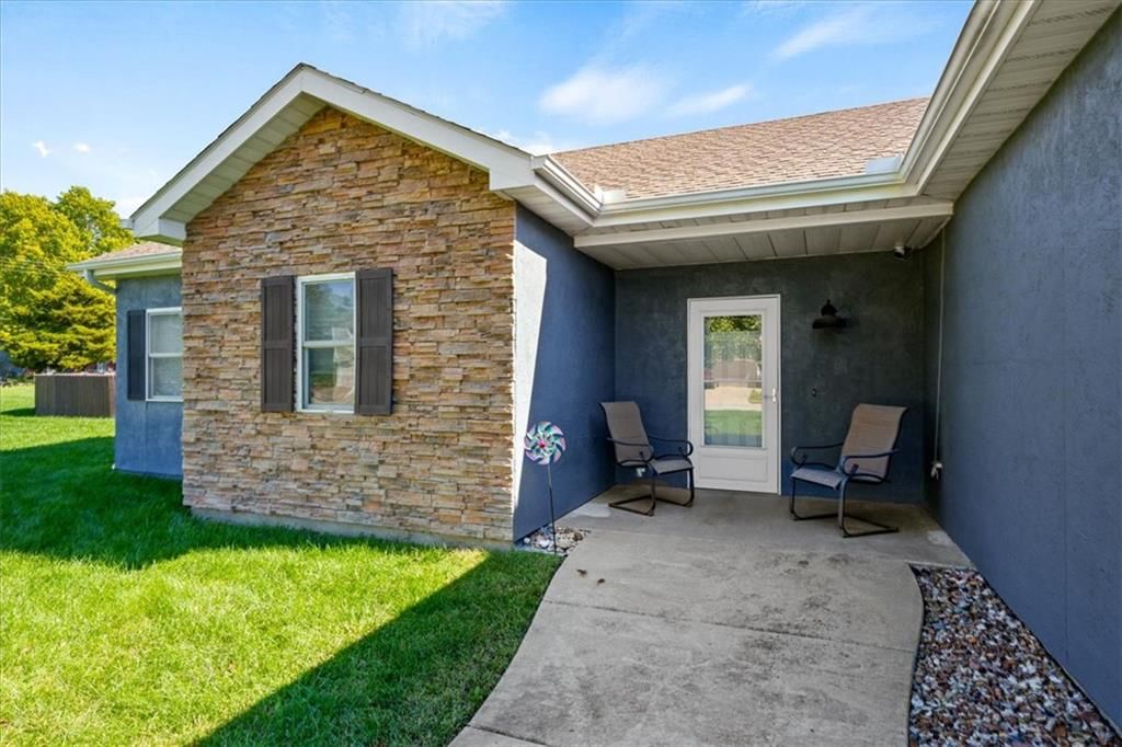 3025 N 157th Street, Basehor, KS: listing photo 3