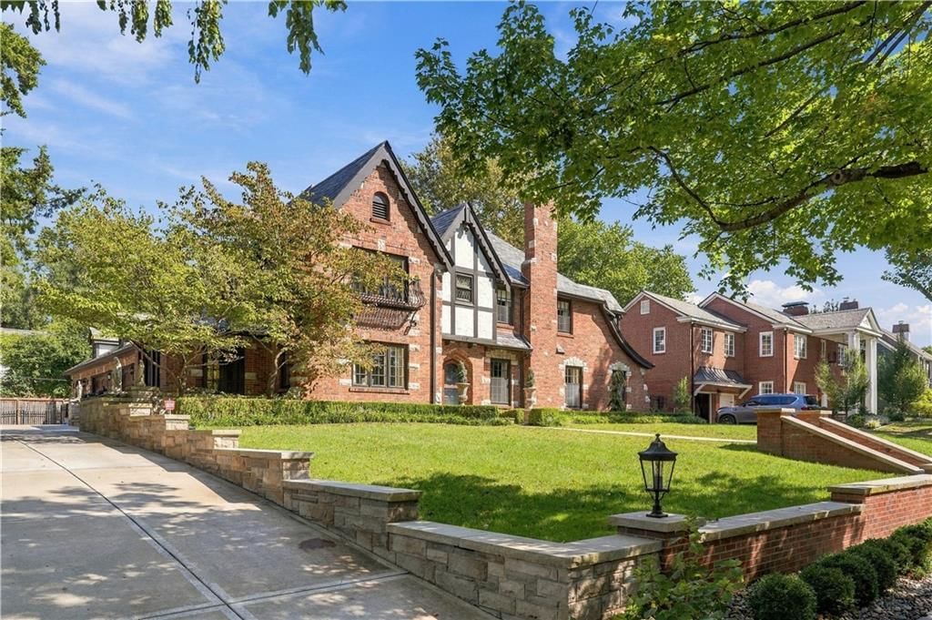 Photo 2 of 58 - 1010 W 65th Street, Kansas City, MO 64113