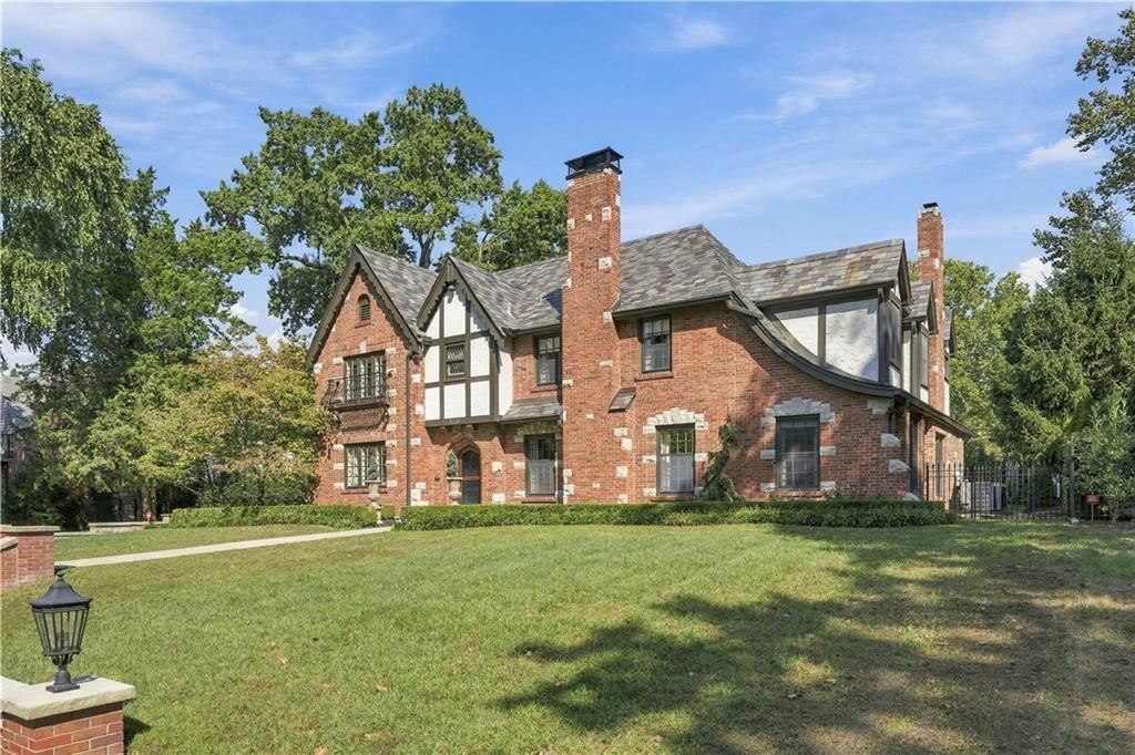 Photo 3 of 58 - 1010 W 65th Street, Kansas City, MO 64113