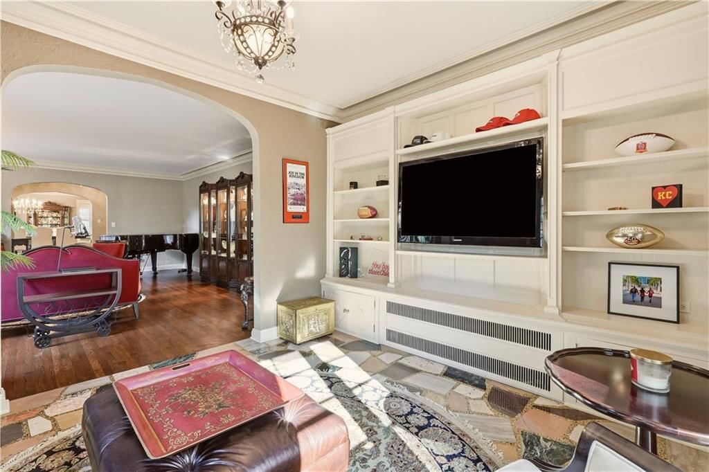 Photo 9 of 58 - 1010 W 65th Street, Kansas City, MO 64113