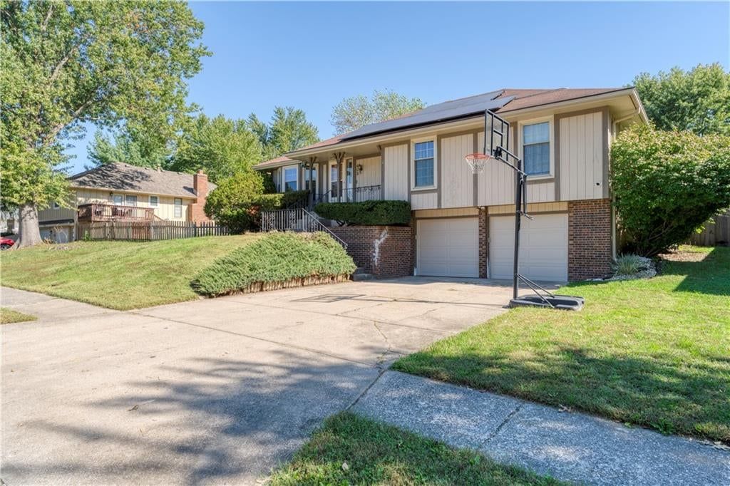 403 SE Colony Drive, Lee's Summit, MO: listing photo 2