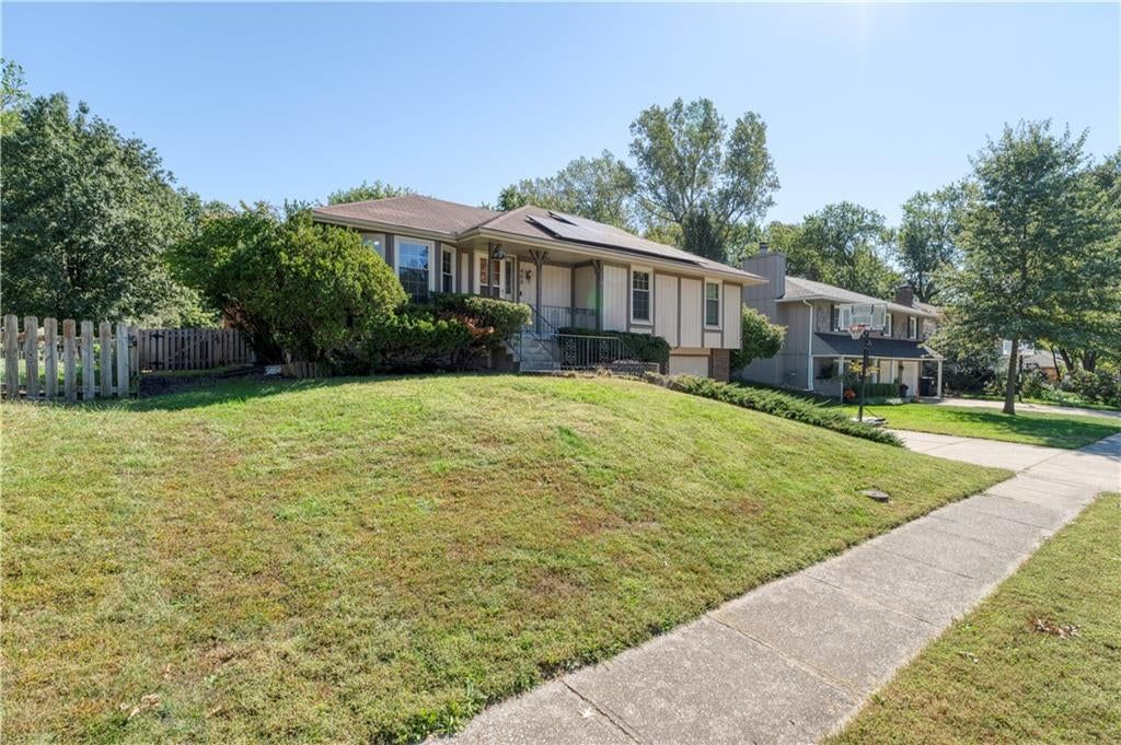 403 SE Colony Drive, Lee's Summit, MO: listing photo 3