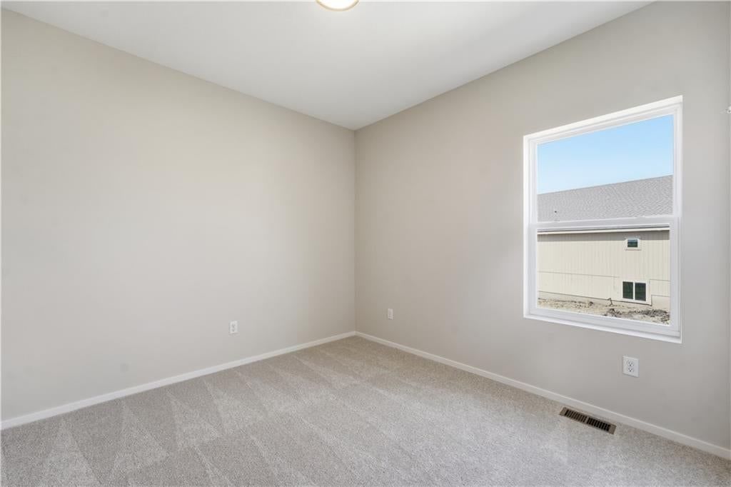 Photo 18 of 25 - 10624 N Jefferson Street, Kansas City, MO 64155