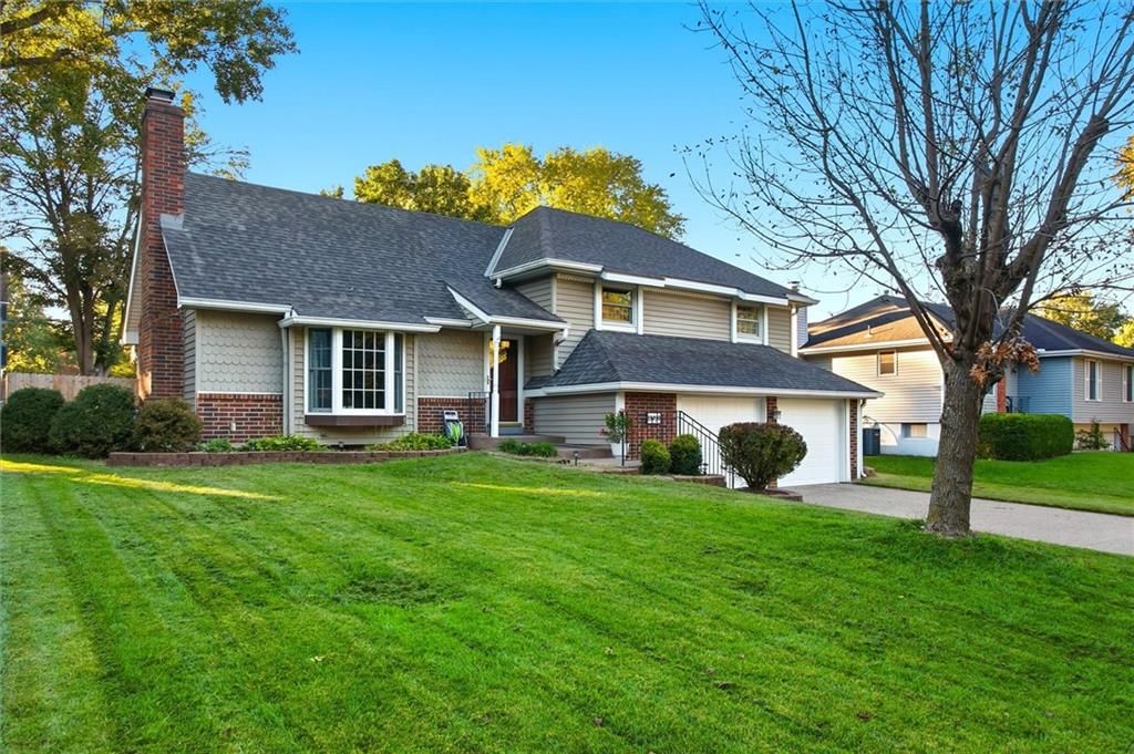 13929 S Summertree Lane, Olathe, KS: listing photo 2