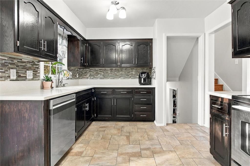 Photo 8 of 30 - 13929 S Summertree Lane, Olathe, KS 66062