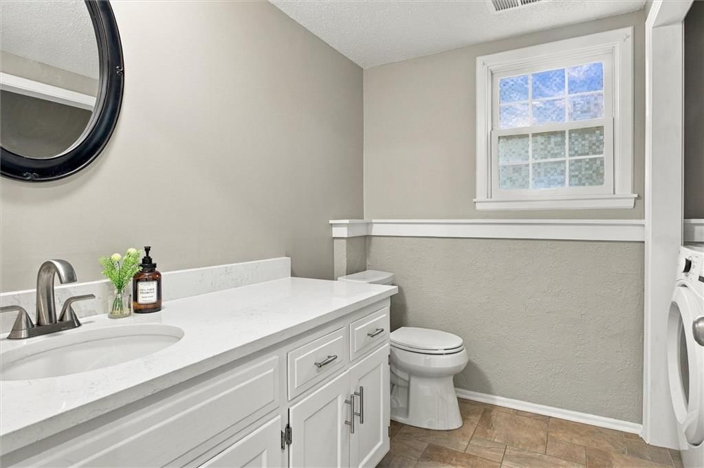 Photo 12 of 30 - 13929 S Summertree Lane, Olathe, KS 66062