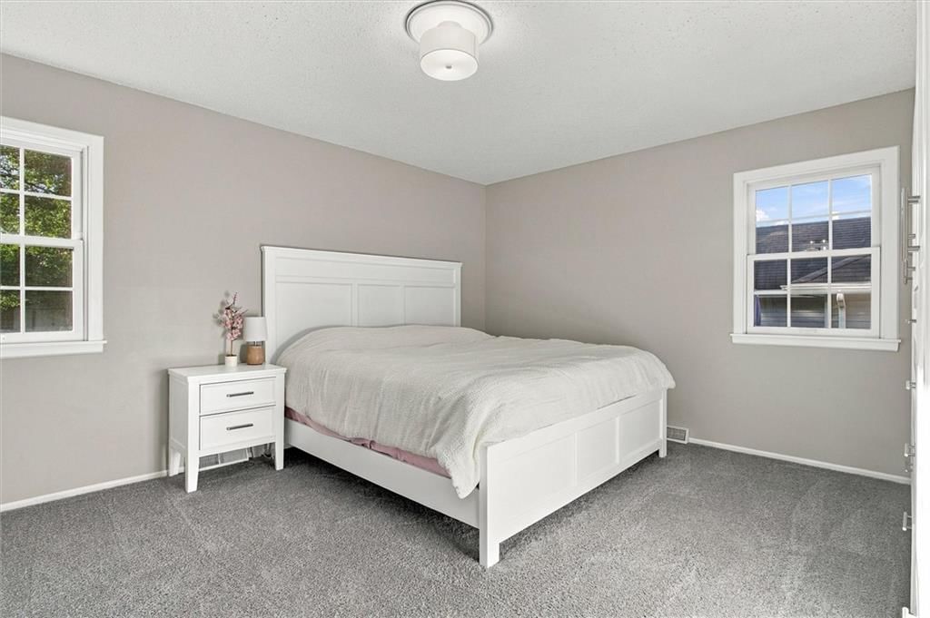Photo 14 of 30 - 13929 S Summertree Lane, Olathe, KS 66062