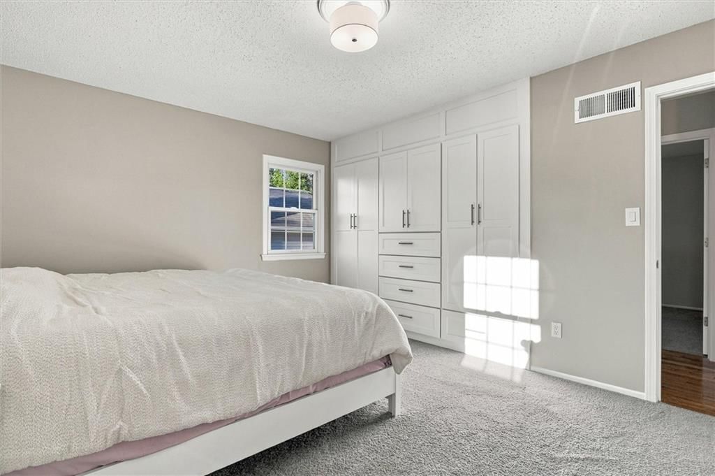 Photo 15 of 30 - 13929 S Summertree Lane, Olathe, KS 66062