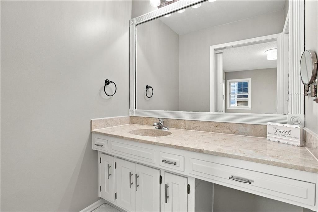 Photo 16 of 30 - 13929 S Summertree Lane, Olathe, KS 66062