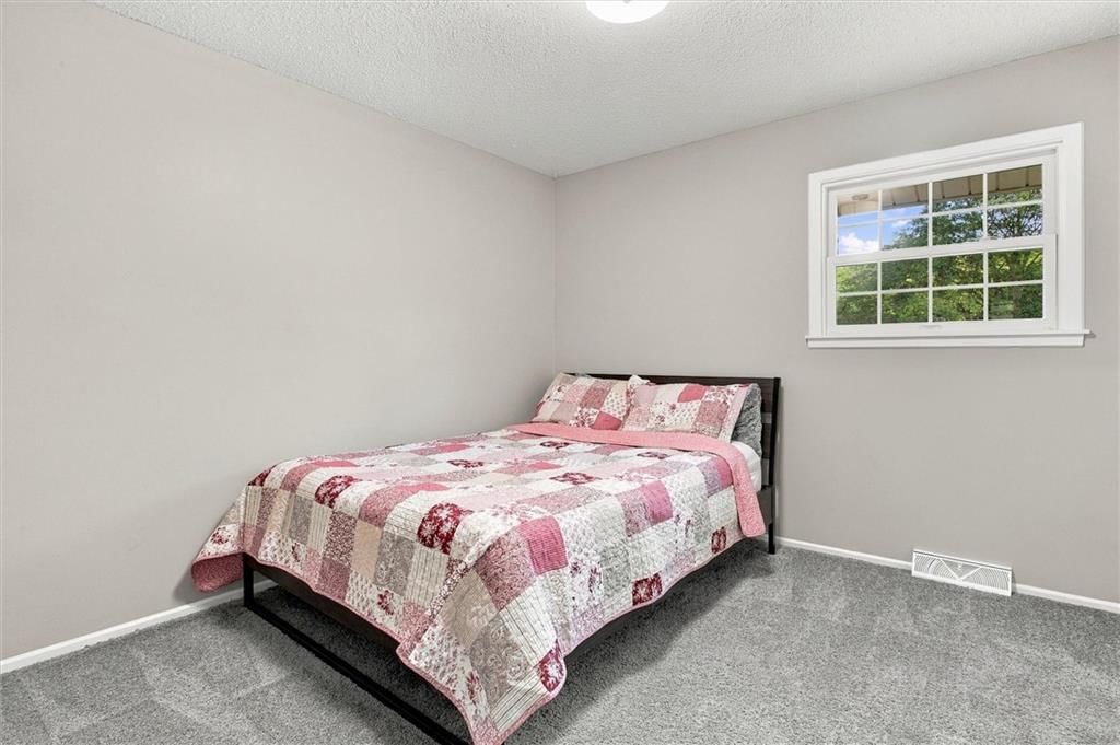 Photo 19 of 30 - 13929 S Summertree Lane, Olathe, KS 66062
