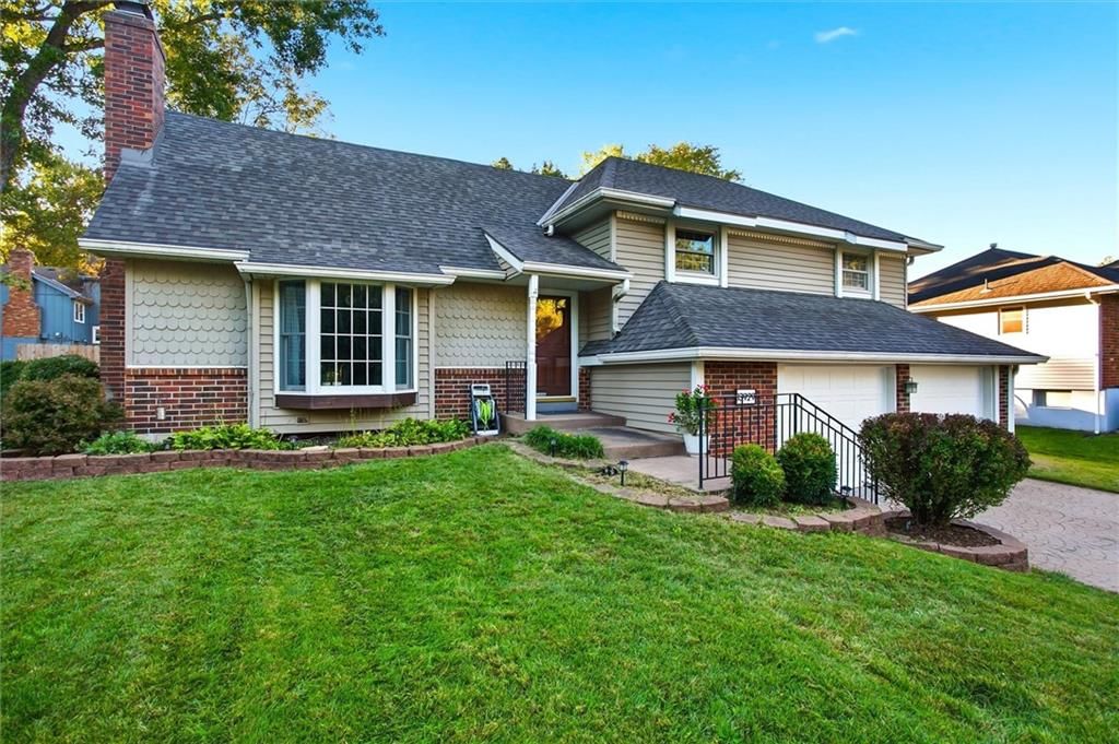 Photo 30 of 30 - 13929 S Summertree Lane, Olathe, KS 66062