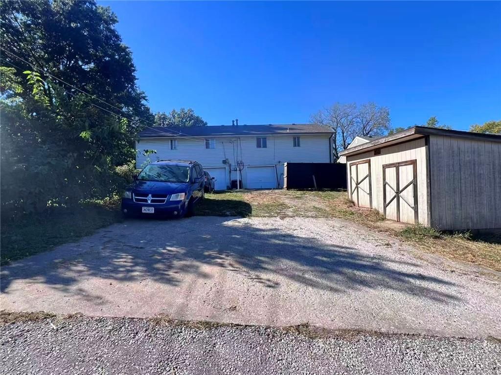Photo 10 of 11 - 5013/5015 N Bellaire Avenue, Kansas City, MO 64119