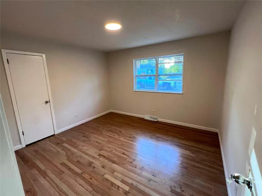 Photo 7 of 11 - 5013/5015 N Bellaire Avenue, Kansas City, MO 64119