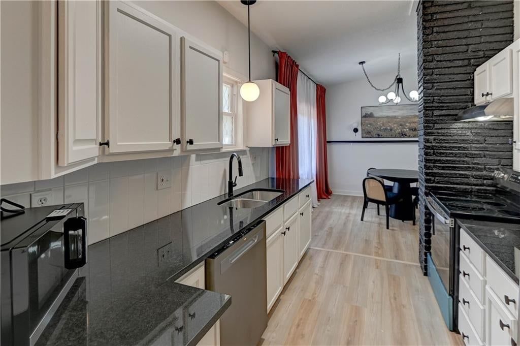 Photo 8 of 46 - 9800 Parkwood Avenue, Kansas City, MO 64137