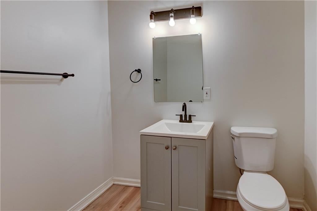 Photo 31 of 46 - 9800 Parkwood Avenue, Kansas City, MO 64137